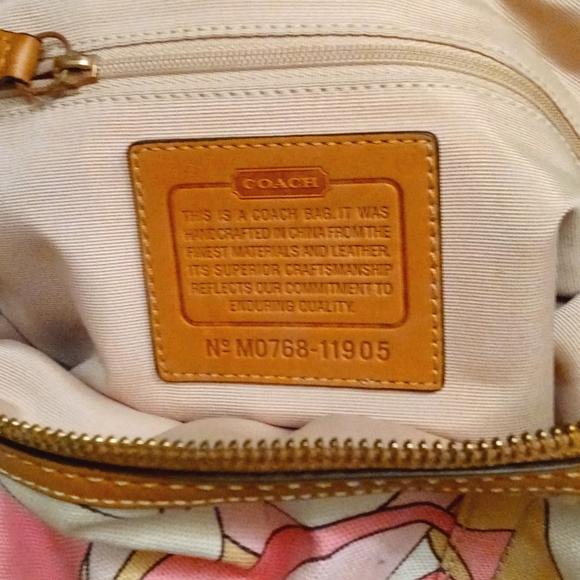 Coach Purse~Pretty in Pink~100%Leather SKU-NΒ°-M0768-11905 - Picture 4 of 8